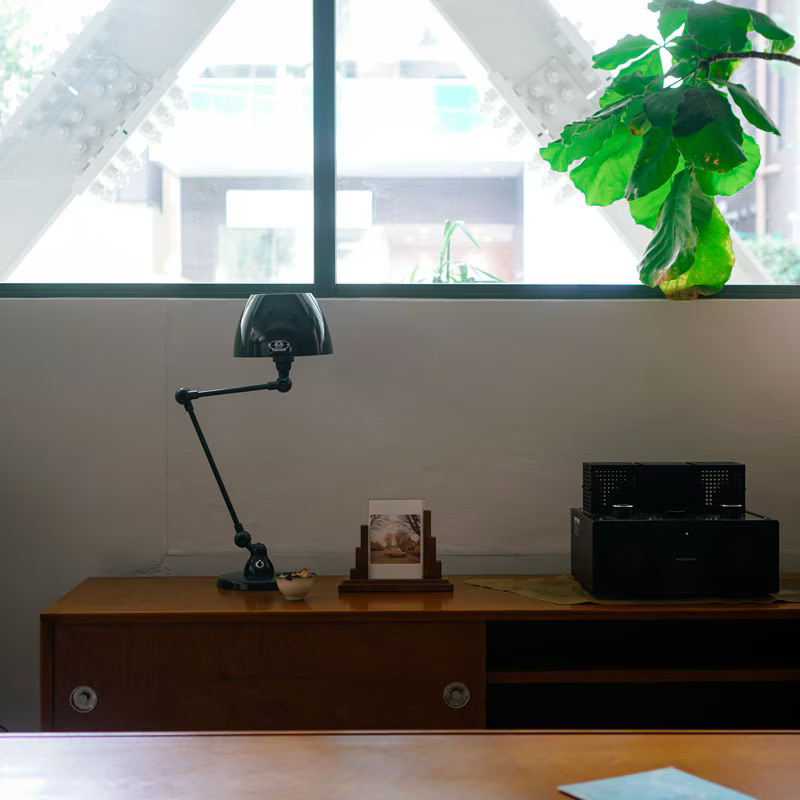 Jielde Aicler Curve Desk Lamp